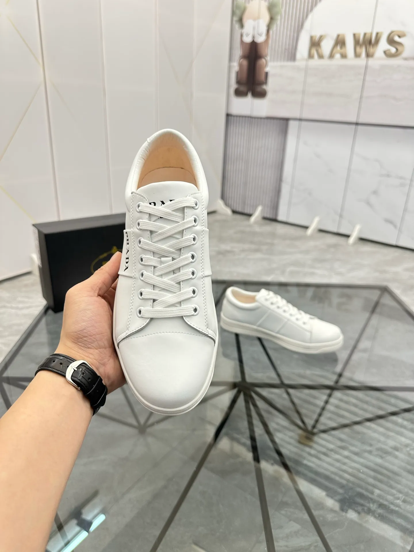 Men's shoes: 💰P400¥ Product trademark: Prada *"Prada*" low-top casual shoes Regular size: 38-44 (can be customized to 45) Product materials: imported cowhide upper, sheepskin lining, original outsole. Number: 020